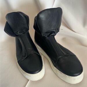 Aakasha Women's Black High-Top Sneakers